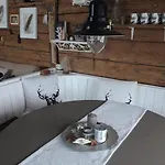Chic Mit Whirlpool By Interhome דירה וילדהאוס